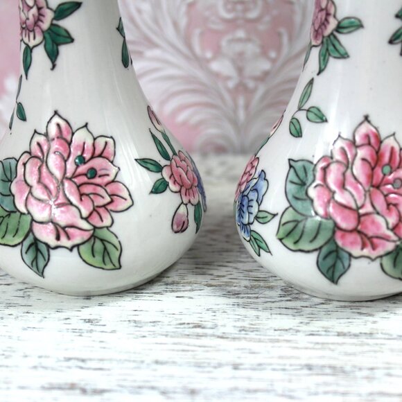 Vintage Macau Porcelain Bud Vases: 2 Hand-Painted Floral Chinoiserie - Picture 2 of 8